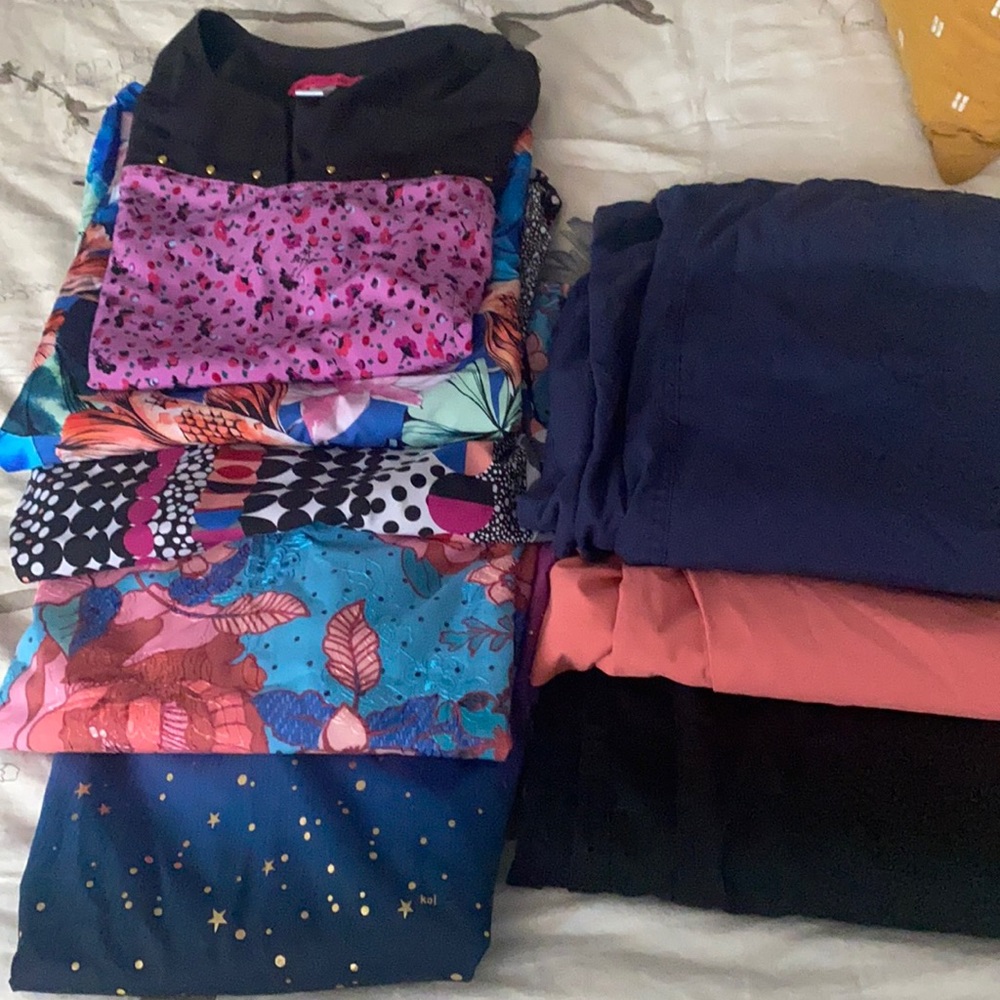 7 scrub tops and three bottoms.All size medium